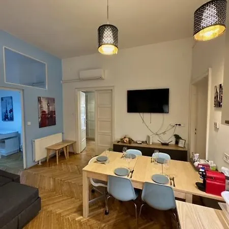 Synagogue View Balcony Apartment